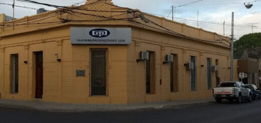 alt="en la imagen, vivienda en una esquina con un cartel que tiene la leyenda de Caja Mixta de Préstamos S.E.M"