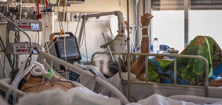 alt="en la imagen puede verse a dos pacientes en dos camas de una unidad de terapia intensiva"