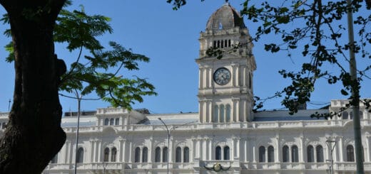 alt="en la imagen el frente de la casa de gobierno en Paraná"