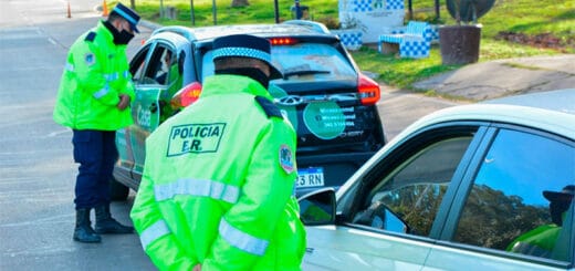 alt="dos policías controlan dos automóviles en una calle"