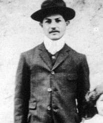 alt="El dentista Mikhail Tomarinson"