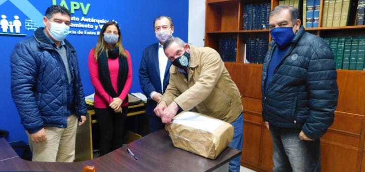 alt="en la imagen la apertura de sobres de la licitaciòn de viviendas de estancia grande"