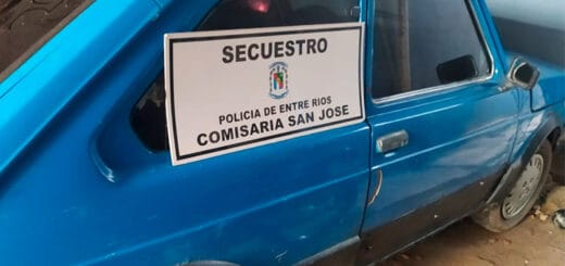 alt="en la imagen puede verse el lateral de un automóvil y en la ventanilla trasera está pegado un cartel que dice secuestro, policía de entre ríos, comisaría san josé , además de contener el escudo de la policía entrerriana"