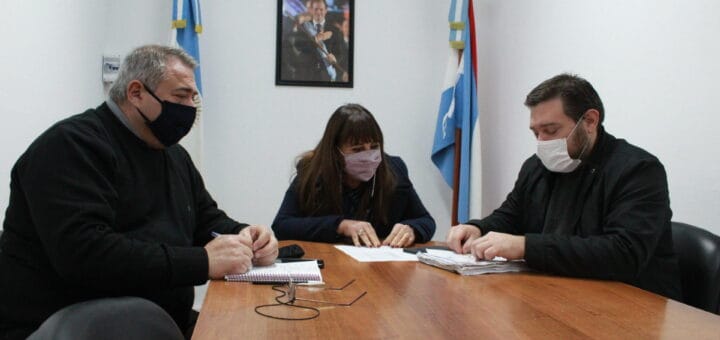 alt="en la imagen, tres vocales del CGE sentados frente a una mesa, advirtieron que AGMER toma medidas por fuera de la normativa"