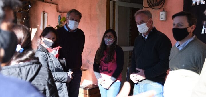 alt="Los intendentes radicales Pedro Galimberti y Darío Schneider estuvieron en un merendero del barrio Osvaldo Magnasco"