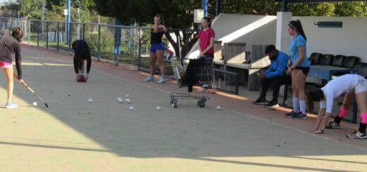 alt="en la imagen, jóvenes jugadoras de hockey en un entrenamiento"