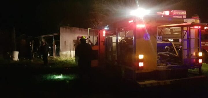 alt="Los Bomberos Voluntarios debieron sofocar incendios en el Departamento Concordia Uno de ellos en La Criolla"