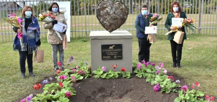 alt="en la imagen puede verse a cuatro mujeres junto a un monumento en forma de corazón"