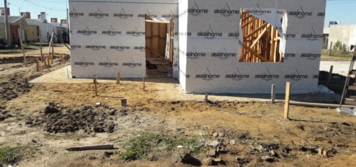 alt="en la imagen, el frente de una vivienda de madera en construcción"