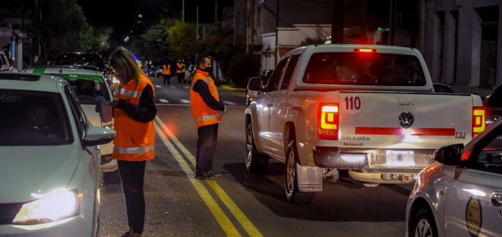 alt="en la imagen puede verse un operativo de control vehicular"
