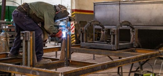 alt="en la imagen puede verse a un hombre soldando un cuadro de metal"