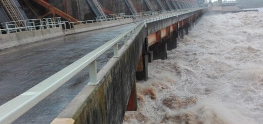 alt="en la imagen pueden verse los vertederos de la represa de salto grande"