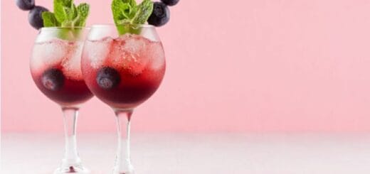 alt="dos copas de sangría de arándanos y cítricos"