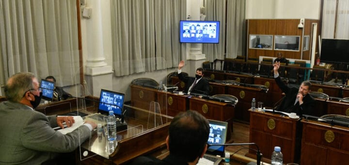alt="en la imagen, una vista general de una sesión de la cámara de senadores"