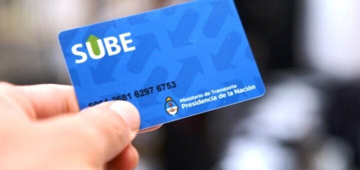 alt="en la imagen puede verse parte de una mano sosteniendo una tarjeta sube"