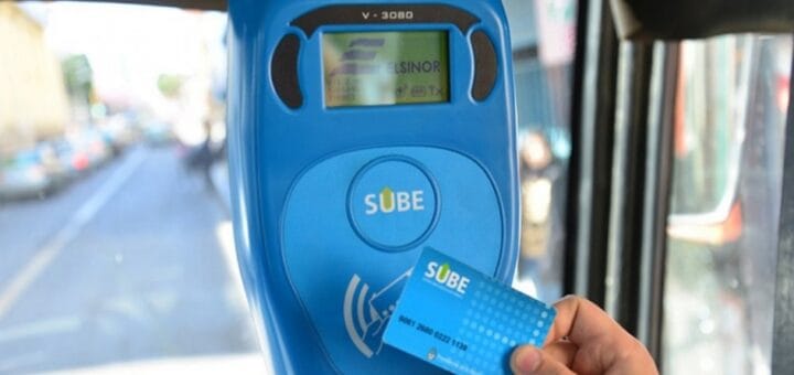 alt="en la imagen, una tarjeta sube es pasada por delante de un aparato lector"