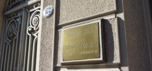 alt="en la imagen puede verse una placa de bronce con la inscripción tribunal oral en lo criminal federal en la ciudad de Paraná"