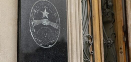 alt="placa en la sede del fuero del trabajo en Paraná"