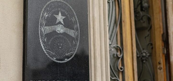 alt="placa en la sede del fuero del trabajo en Paraná"