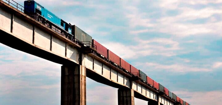 alt="Una formación ferroviaria de cargas asciende en el complejo Brazo Largo - Zárate"