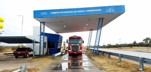 alt="en la imagen puede verse un puesto de control del peso de vehículos de carga"