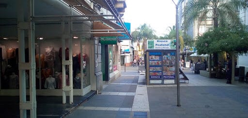 alt="en la imagen puede verse a la peatona de Concordia totalmente sin peatones"