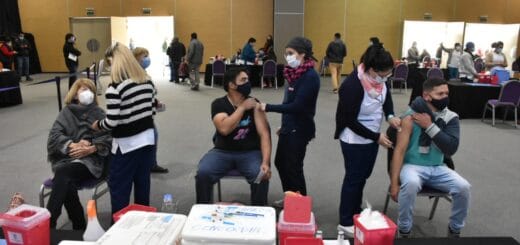 alt="en la imagen, instancia de vacunación"