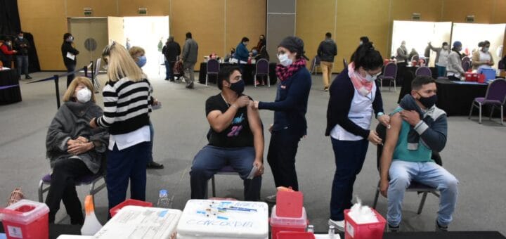 alt="en la imagen, instancia de vacunación"