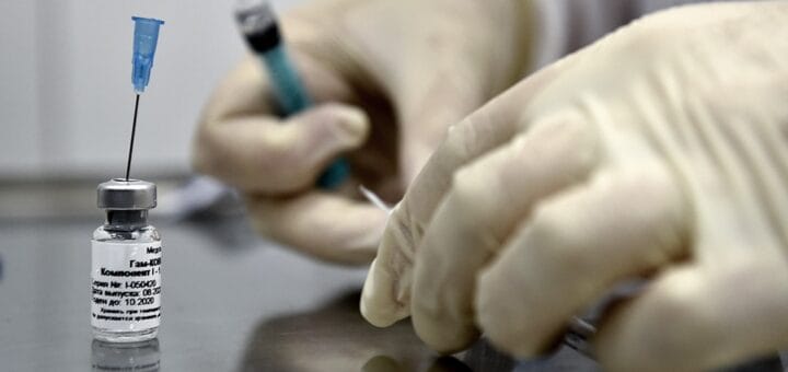 alt="en la imagen, preparación de una dosis de vacuna"