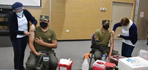 alt="en la fotografía, dos efectivos de la gendarmería son vacunados"