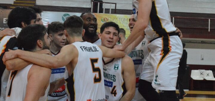 alt="en la imagen puede verse el festejo de los jugadores de Estudiantes de Concordia, conjunto que derribó al líder de la conferencia sur"