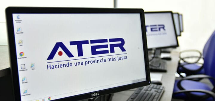 alt="en la imagen se ve la leyenda ATER en la pantalla de una computadora, la misma leyenda se ve parcialmente en otras pantallas"