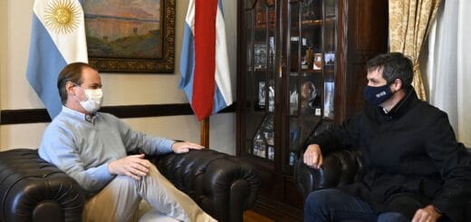 alt="en la imagen, sentados, el gobernador Gustavo Bordet y el titular de ENOHSA, Enrique Cresto"