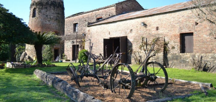 alt="en la fotografía pueden verse las instalaciones de un antiguo molino harinero"
