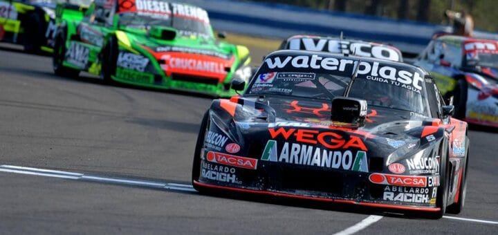 alt="cuatro automóviles de Turismo Carretera corriendo en el autódromo de Concordia"