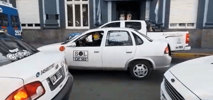 alt="colegas del remisero asesinado se movilizaron frente a la Jefatura de Policía"