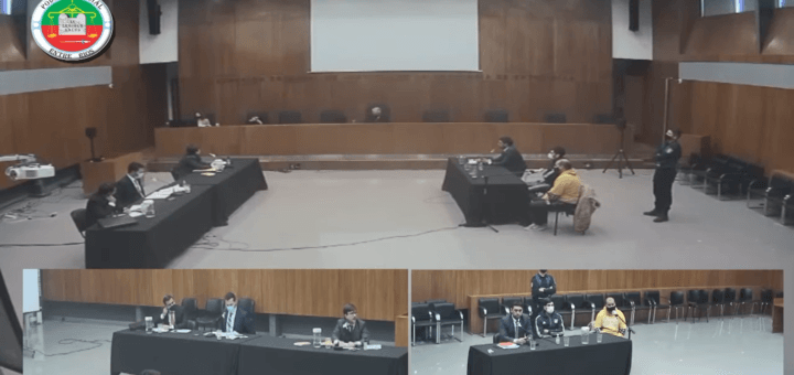 alt="en la imagen puede verse a un tribunal, el fiscal, el querellante, el defensor y dos imputados por asalto e intento de homicidio"