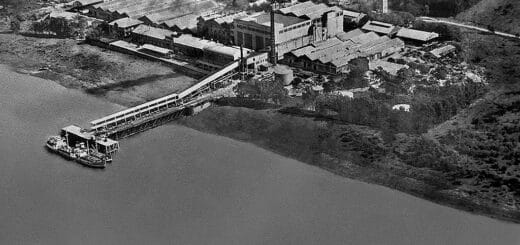 alt="en la imagen, una vista aéra del Frigorífico CAP Yuquerí y su puerto sobre el río Uruguay"