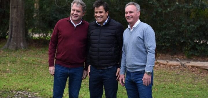 alt="Pedro Galimberti, Facundo Manes y Darío Schneider, durante una sesión fotográfica realizada en la provincia de Buenos Aires"
