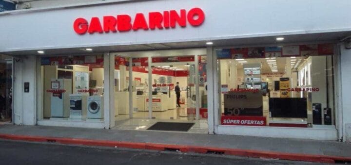 alt="en la imagen puede verse el frente de la sucursal de Garbarino en Concordia"