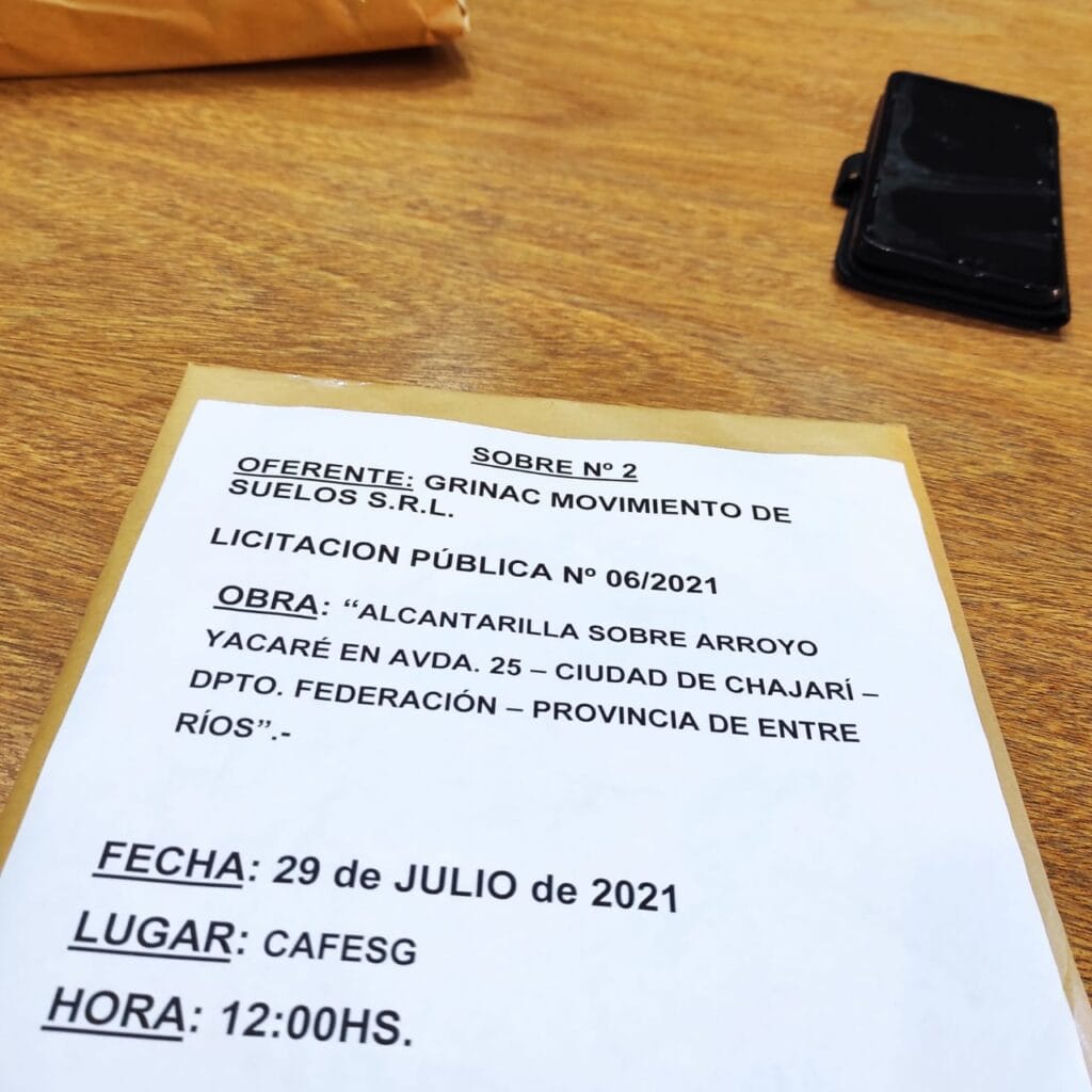 alt="El sobre con la oferta referida a la obra a realizarse en Chajarí"