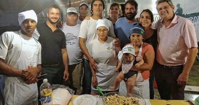 alt="en la imagen puede verse a integrantes de la cooperativa de pescadores unidos de benito legerén"