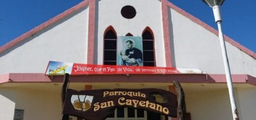 alt="en la imagen se ve el frente de la parroquia de San Cayetano en Villa Zorraquín"