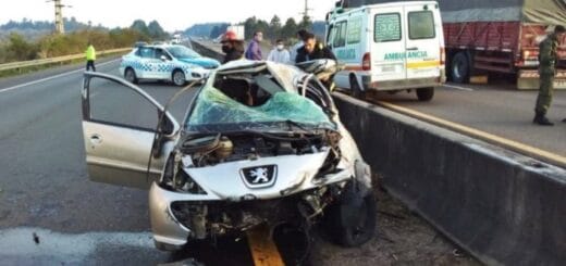 alt="en la imagen se ve un auto destrozado tras chocar contra el separador de cemento de una autovía"