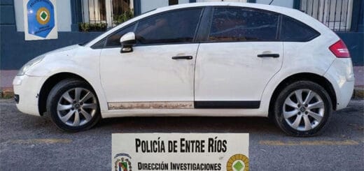 alt="En este automóvil se habrían movilizado los asaltantes"