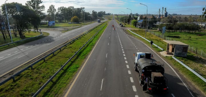 alt="en la imagen puede verse en primer plano a un camión transitando por el carril derecho de una autovía, al fondo otros vehículos también circulando por ambos carriles"