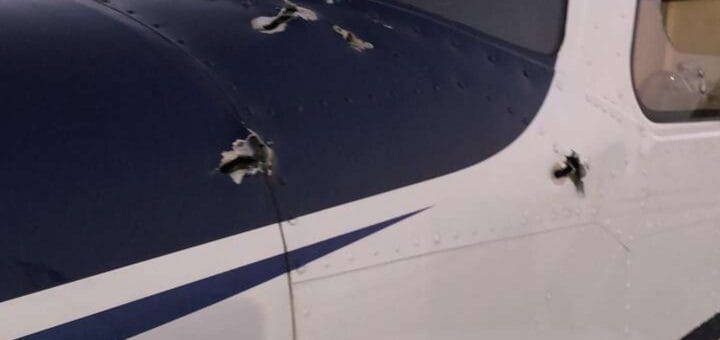 alt="La avioneta muestra varios balazos en su fuselaje"