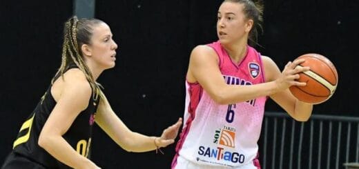 alt="en la imagen, Celia Fiorotto sostiene en sus manos una pelota de basquet, otra jugadora la está marcando"