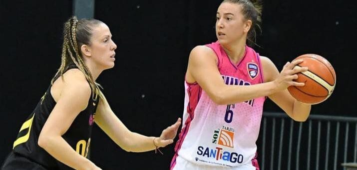 alt="en la imagen, Celia Fiorotto sostiene en sus manos una pelota de basquet, otra jugadora la está marcando"