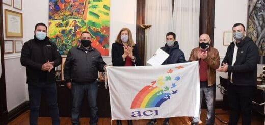 alt="en la imagen pueden verse los participantes en el acto de entrega de la matrícula de la primer cooperativa de puerto yeruá"